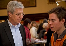 Bürgermeister Jens Böhrnsen im Gespräch mit einem jungen Freiwilligen