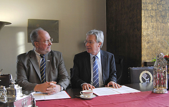 Axel Kunze (links), Mitglied des Vorstands der Bundesanstalt für Immobilienaufgaben und Bürgermeister Jens Böhrnsen während der Unterzeichnung der Rahmenvereinbarung für die Nutzung des ehemaligen U-Boot-Bunkers in Bremen-Farge