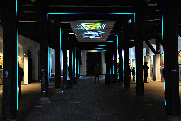 Futuristische Untere Halle: Die Ausstellung zur World Space Woche projiziert Inhalte auch an die Decke