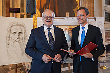 Senator Martin Günthner und der Direktor des Museums der Isaakskathedrale in St. Petersburg, Nikolai Burov, bei der Übergabe der Dorner-Skizzen.
