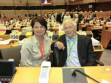 Ulrike Hiller und Hermann Kuhn während einer Sitzungspause im AdR in Brüssel