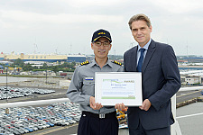 Auszeichnung für MS "Morning Linda": Kapitän Bag Su Hoan mit der Urkunde, die ihm bremenports-Geschäftsführer Robert Howe überreicht hat