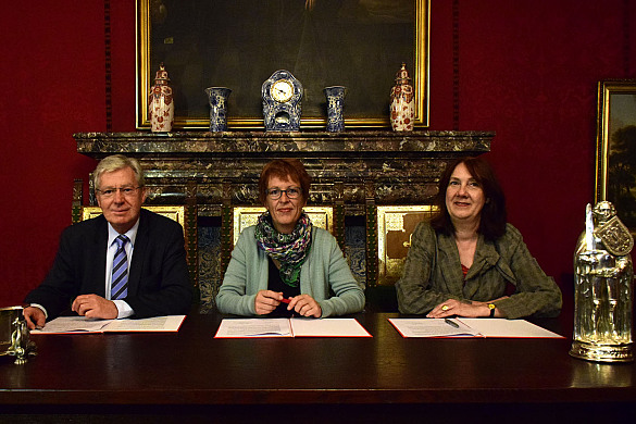 Unterzeichneten heute im Kaminsaal des Rathauses die Bremer Erklärung zu fairen Beschäftigungsbedingungen (v.l.): Bürgermeister Böhrnsen, Gesamtpersonalratsvorsitzende Hülsmeier und Bürgermeisterin Linnert