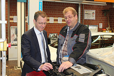 Ausbildungsmeister Andreas Tietjen gibt Senator Günthner Einblick in seinen Arbeitsalltag. Foto: Thomas Fuchs