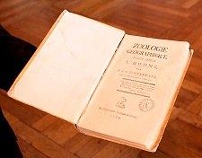 Gut zu erkennen ist das Signet der "Bibliotheca Bremensis" auf der rechten unteren Seite des Buches, das es Eigentum der Bremer Staatsbibliothek ausweist