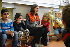 Nach dem Vorlesen unterhalten sich die Lesepatin Karoline Linnert und die Kinder der Gazellenklasse über ihre Haustiere