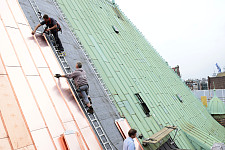 Alt und Neu: Kupfer auf dem Dach des Alten Rathauses