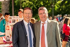Schulleiter Werner Eisenach (r.) mit Bürgermeister Carsten Sieling. Foto: Jörg Machirus 