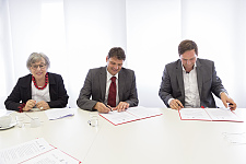 Vertragsunterzeichnung – von links: Roswitha Bethe, Staatsrat Frank Pietrzok, Florian Bethe