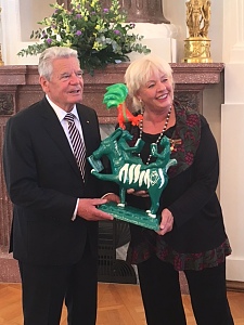 Ulrike Hövelmann mit ihrem Gastgeschenk für Bundespräsident Joachim Gauck: eine Werderfigur der BremerLeseLust