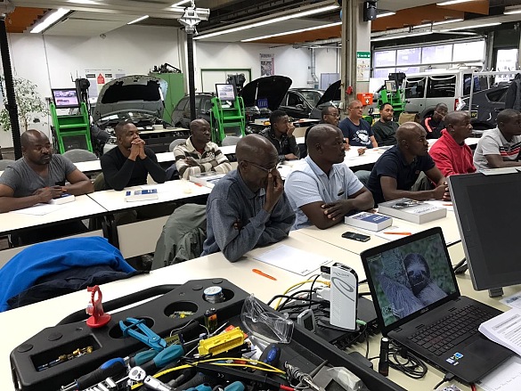 Die namibischen Berufsschullehrer üben in der Lehrwerkstatt auch an Fahrzeugen, wie sie praktisches Wissen besser vermitteln können