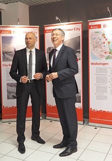Freuen sich über die sehenswerte Ausstellung: Dr. Jan-Peter Halves von der CityInitiative Bremen Werbung e.V. und Bürgermeister Dr. Carsten Sieling
