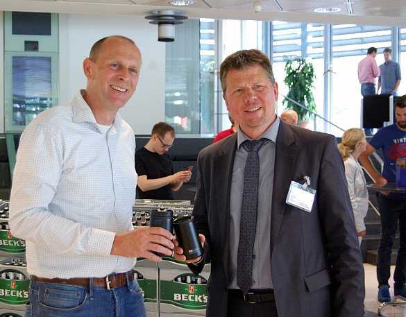 Umweltsenator Joachim Lohse (rechts) und Harm van Esterik, AB InBev Deutschland-Chef, bei der Einführung des Mehrwegbechers für die Belegschaft der Brauerei.