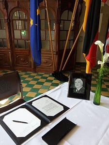 Im Foyer des Rathauses liegt die Kondolenzliste für den verstorbenen Altkanzler Dr. Kohl aus