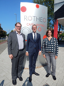 Moritz Muras, Geschäftsführer des Martinsclub Bremen e.V. (links) und Claudia Klöhn, Stadtteilkoordinatorin in Kattenturm, stellten Senator Günthner (Mitte) die Aktivitäten und Angebote rund um das Rotheo vor.