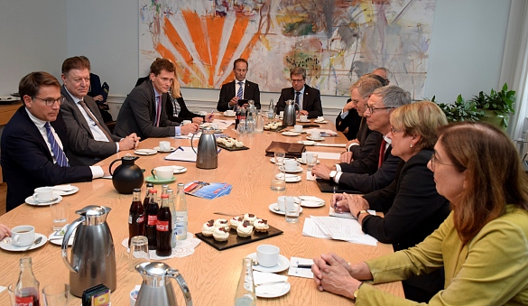 Offenes Gespräch: Wirtschaftsminister Brian Mikkelsen (links im Bild) stellt der Bremer Delegation die Digitale Strategie Dänemarks vor.
