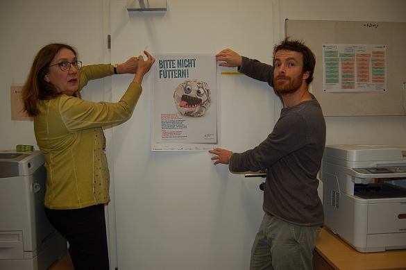 Bürgermeisterin Karoline Linnert und Jonas Daldrup hängen das erste Plakat auf