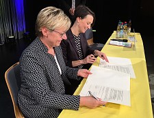 Senatorin Dr. Bogedan und Ministerin Frauke Heiligenstadt unterzeichnen die Vereinbarung.