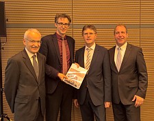 Hartmut Beuß, Dr. Martin Hagen, Klaus Vitt, Randolf Stich (v.l.n.r.) freuen sich über die Kooperationsvereinbarung XRechnung