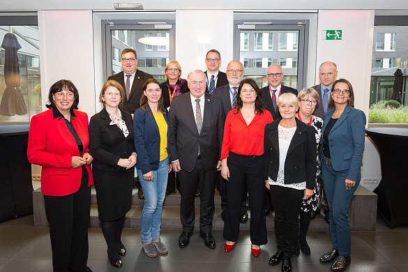 Die Mitglieder der deutschen Delegation im Ausschuss der Regionen (AdR) mit dem AdR-Präsidenten Karl-Heinz Lambertz (Mitte)