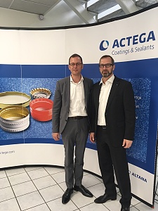 Wilfried Lassek, Geschäftsführer der ACTEGA DS GmbH (rechts), empfing Martin Günthner, Senator für Wirtschaft, Arbeit und Häfen, zu einem Unternehmensbesuch