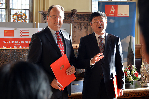 Li Jingping und Peter Siemering erläutern nach der Unterzeichnung der Absichtserklärung in der Oberen Rathaushalle die künftige Kooperation zwischen Bremen und Dalian zur Ausrichtung eines Traditionsmarktes in Bremens Partnerstadt