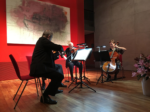 Für die Gäste spielten "Quartetto con Brio", Mitglieder der Bremer Philharmoniker, Oleg Douliba und Florian Baumann, (Violine), Dietrich Schneider, (Viola), Karola von Borries, (Violoncello).