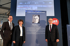 Freuen sich über den Namenszusatz: Wirtschaftssenator Martin Günthner, Flughafen-Geschäftsführerin Petra Höfers und Bürgermeister Dr. Carsten Sieling