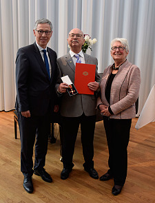Bürgermeister Sieling und Stadtverordnetenvorsteherin Brigitte Lückert  freuen sich mit Karl-Heinz Stoessel