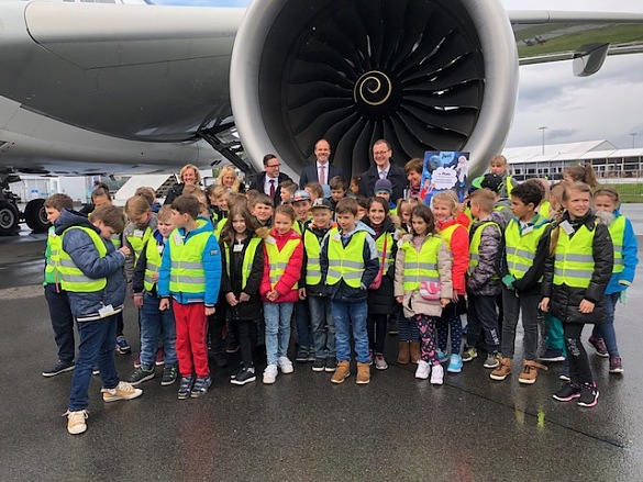 Martin Günthner, Senator für Wirtschaft, Arbeit und Häfen, mit den Schülerinnen und Schülern der Karl-Marx-Schule Bremerhaven vor dem Airbus A350.
