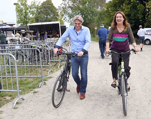 Senatorin Linnert und bremenports-Geschäftsführer Robert Howe beim Fahrradtag auf der Luneplate