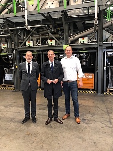 Senator Martin Günthner mit Geschäftsführer Holger Kuhlmann und dem Standortleiter Bremerhavens, Claas Reckelberg, von der Redux Recycling GmbH