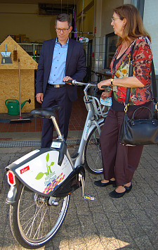 Jan Leßmann informiert Karoline Linnert über das WK-Bike-Projekt.