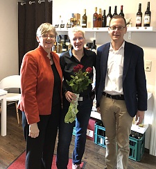 v.l.n.r. Maren Bock, Gabriele Greger und Senator Günthner im Findorffer Weinladen