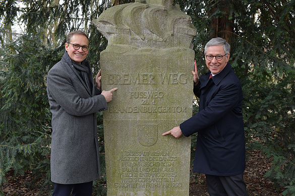 Bremens Bürgermeister Carsten Sieling und Regierender Bürgermeister von Berlin, Michael Müller, bei der Besichtigung des Bremer Gedenksteins