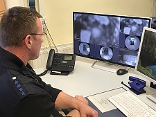 Blick des Bediensteten in die videoüberwachte Beobachtungszelle
