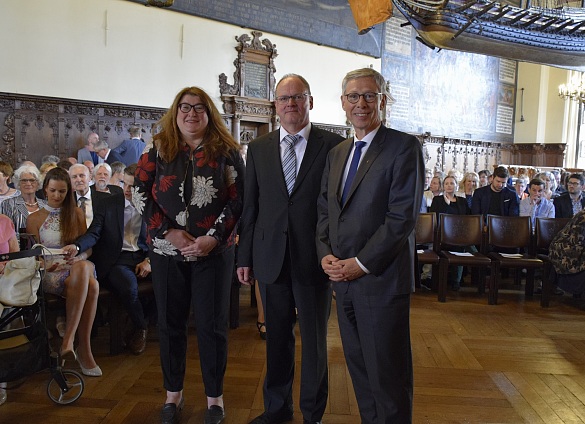 Bürgermeister Sieling und Senatorin Stahmann mit Andreas Hoops (Mitte) vor der Feierstunde in der Oberen Rathaushalle