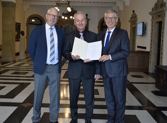 Erhielt zum dritten Mal die Ernennungsurkunde zum Ortsamtsleiter: Ulrich Schlüter (Mitte) mit Beiratssprecher Wolfang Haase (li.) und Bürgermeister Dr. Carsten Sieling