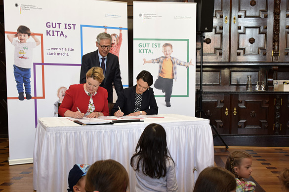 Unterzeichnung des Vertrages zum Gute-KiTa-Gesetz im Bremer Rathaus