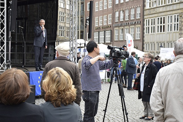 Bürgermeister Dr. Carsten Sieling spricht zur Eröffnung des Europafestes auf dem Bremer Marktplatz 