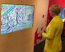 Senatorin Quante-Brandt besichtigt die interaktive Ausstellung auf der MS Wissenschaft