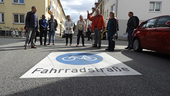 Netz von Fahrradstraßen: Maike Schaefer und Michael Glotz-Richter erläutern die Planung