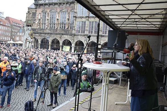 Senatorin Maike Schaefer spricht auf dem Bremer Marktplatz zu den rund 4.000 Angehörigen aus der Landwirtschaft