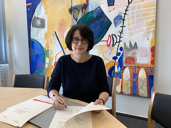 Claudia Bernhard unterzeichnet die Verwaltungsvereinbarung (Foto: Lukas Fuhrmann)