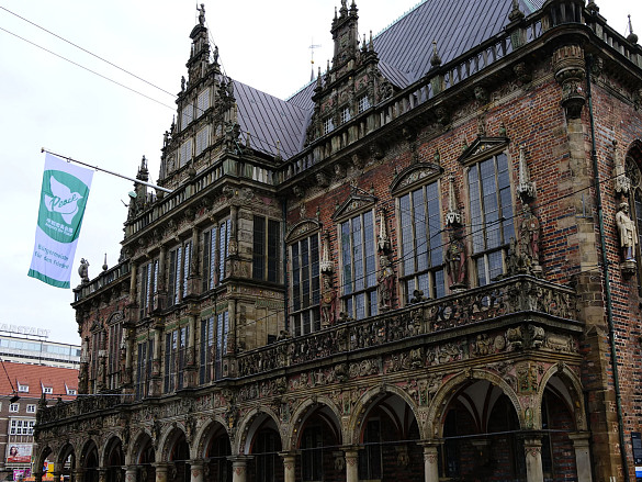 Die Flagge der Mayors for Peace am Rathaus Bremen