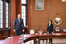 Generalkonsulin Gül Özge Kaya traf im Senatssaal mit Bürgermeister Dr. Andreas Bovenschulte zusammen.