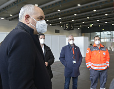 Bürgermeister Andreas Bovenschulte im Gespräch mit dem Deutschen Roten Kreuz im neuen Impfzentrum (Foto: Deutsches Rotes Kreuz)