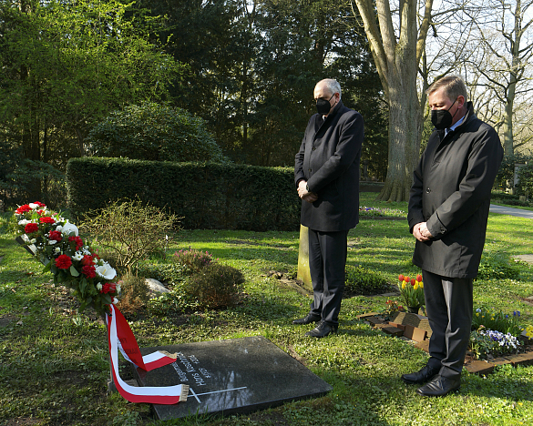 Bürgerschaftspräsident Frank Imhoff (re.) und Bürgermeister Dr. Andreas Bovenschulte legten in einer Zeremonie im kleinsten Kreis einen Kranz am Grab Koschnicks auf dem Riensberger Friedhof nieder