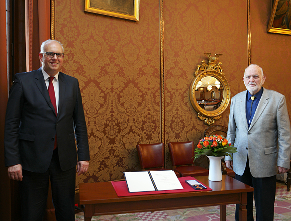 Bürgermeister Dr. Andreas Bovenschulte (links) hat Horst Massmann das Verdienstkreuz am Bande übergeben. Foto: Senatspressestelle