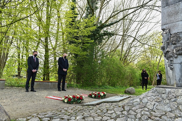 Der Präsident der Bremischen Bürgerschaft, Frank Imhoff, und der Präsident des Senats, Bürgermeister Dr. Andreas Bovenschulte, gedenken still am Denkort Bunker "Valentin" in Bremen-Nord.